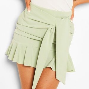 *Brand New* Boohoo sage mini skirt
